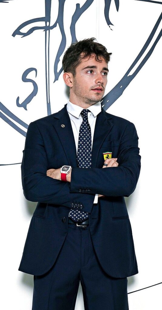 連西裝都像賽車般合身!Charles Leclerc 穿搭解析 19 eef6ff9c571cecda6bdcd132611cd9d1