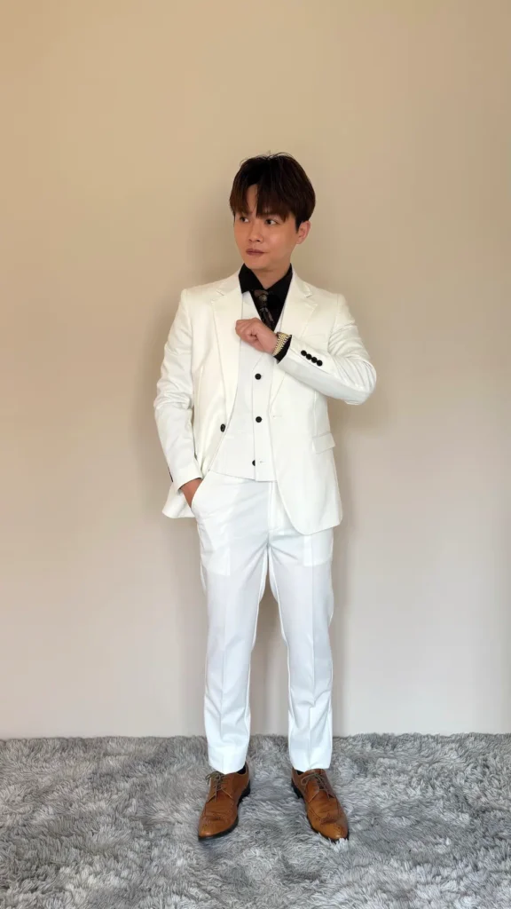 2026 年度代表色是什麼?白色西裝穿搭趨勢解析|男生淺色西裝怎麼穿才好看 2 IMG 6677